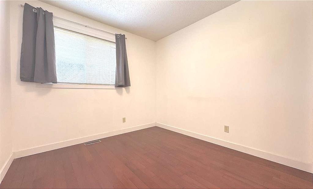 6715 43 Avenue Ne, Calgary, AB - Indoor Photo Showing Other Room