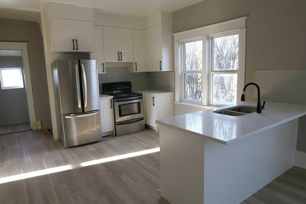 407 4 Avenue, Gleichen, AB - Indoor Photo Showing Kitchen With Stainless Steel Kitchen With Double Sink