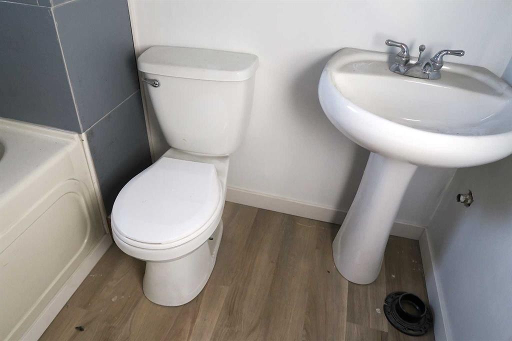 407 4 Avenue, Gleichen, AB - Indoor Photo Showing Bathroom