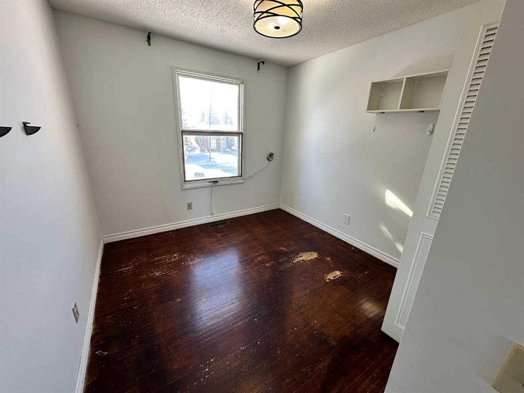 212 78 Avenue Ne, Calgary, AB - Indoor Photo Showing Other Room