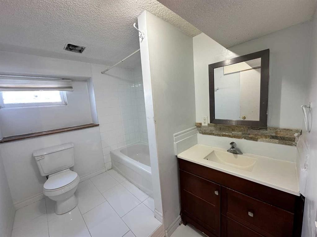 212 78 Avenue Ne, Calgary, AB - Indoor Photo Showing Bathroom