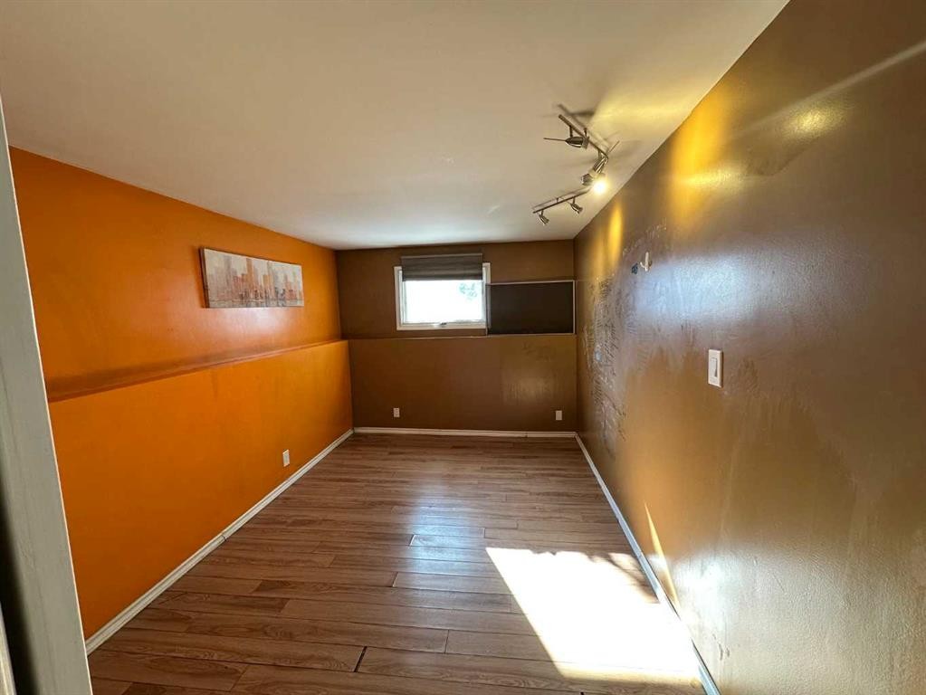 212 78 Avenue Ne, Calgary, AB - Indoor Photo Showing Other Room