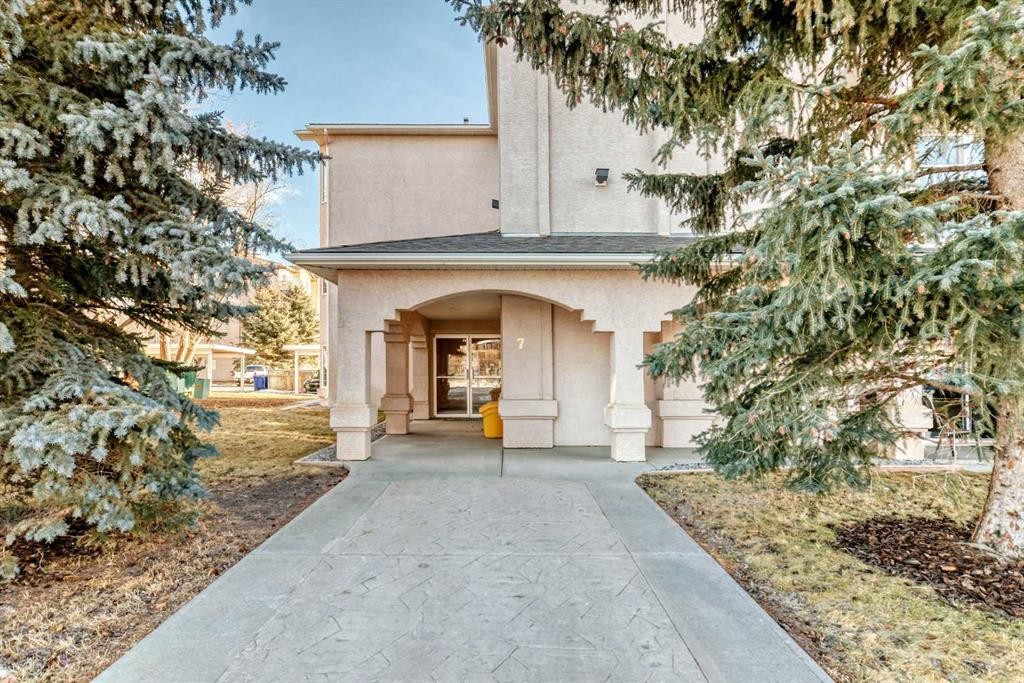 205-7 Lineham Avenue, Okotoks, AB - Outdoor