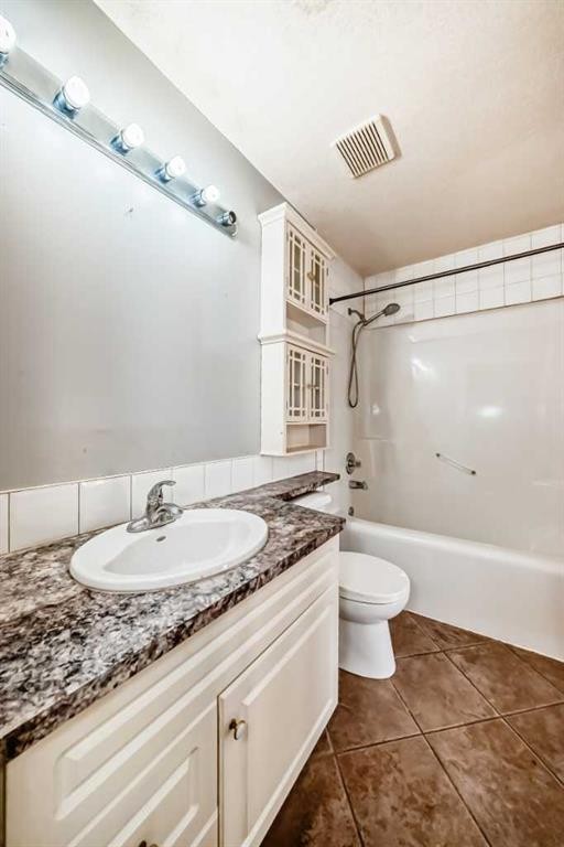 205-7 Lineham Avenue, Okotoks, AB - Indoor Photo Showing Bathroom