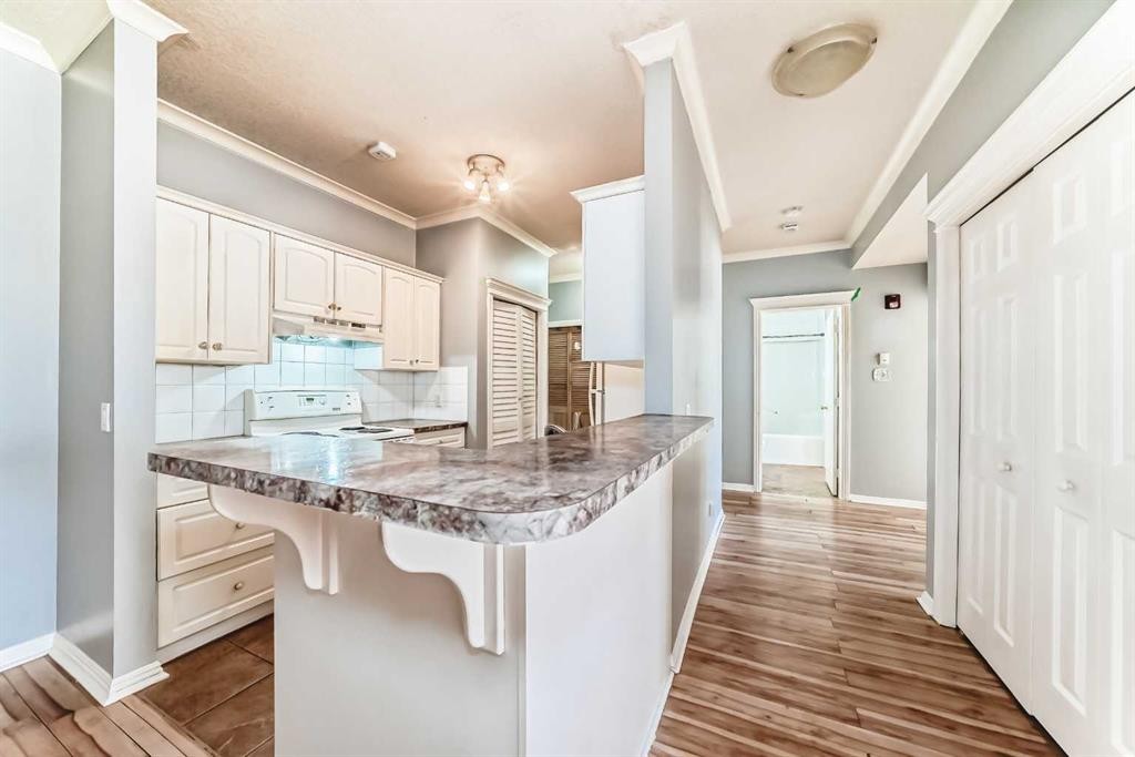 205-7 Lineham Avenue, Okotoks, AB - Indoor Photo Showing Kitchen