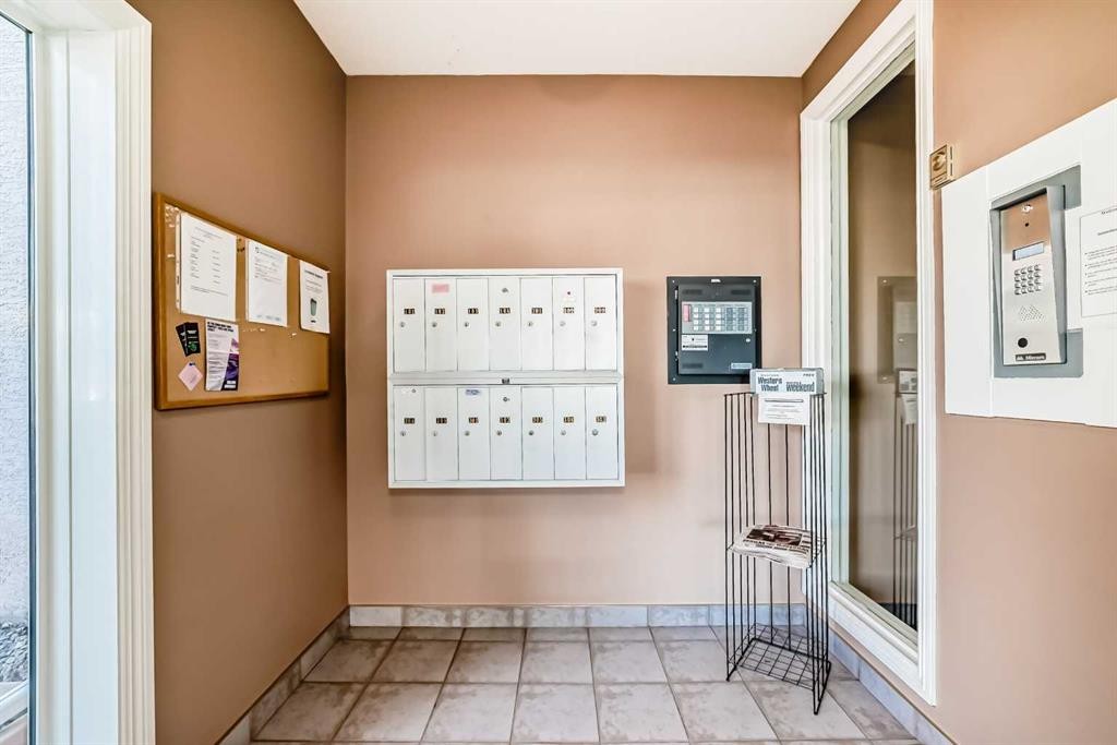 205-7 Lineham Avenue, Okotoks, AB - Indoor Photo Showing Other Room