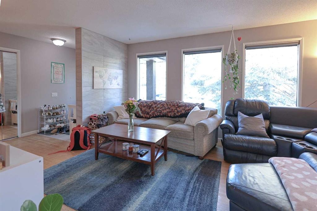 102 Dalgleish Bay Nw, Calgary, AB - Indoor Photo Showing Living Room