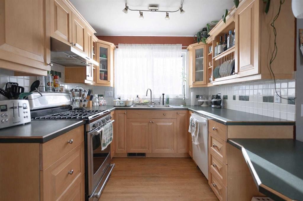 102 Dalgleish Bay Nw, Calgary, AB - Indoor Photo Showing Kitchen With Double Sink