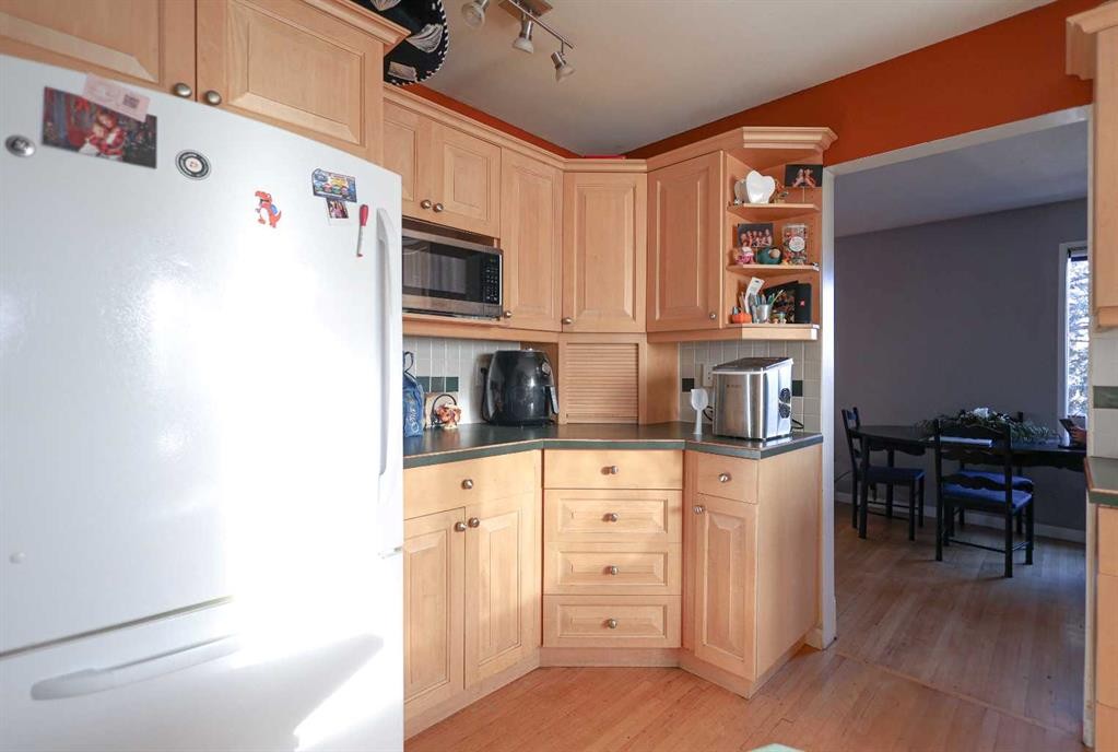 102 Dalgleish Bay Nw, Calgary, AB - Indoor Photo Showing Kitchen