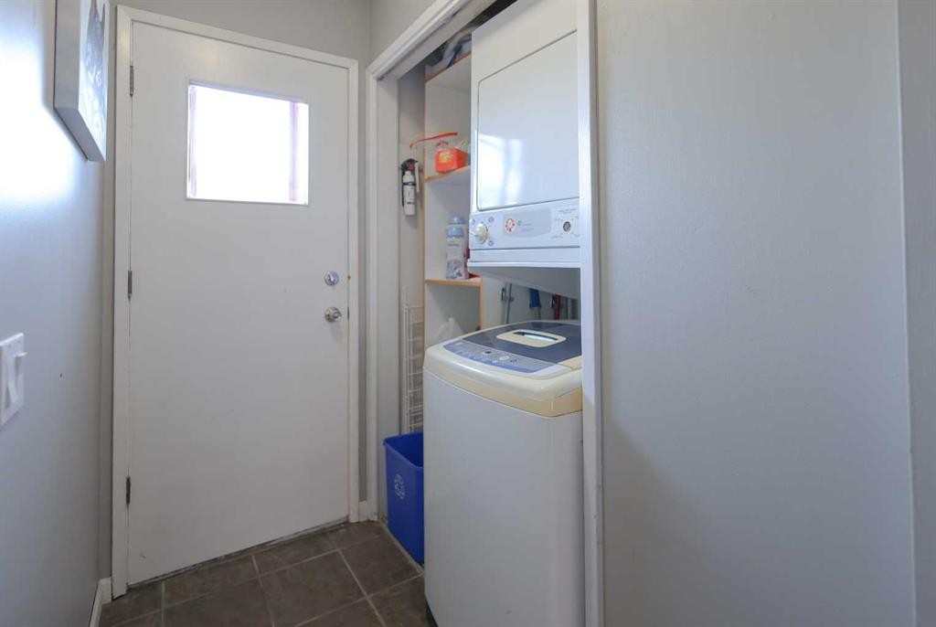 102 Dalgleish Bay Nw, Calgary, AB - Indoor Photo Showing Laundry Room