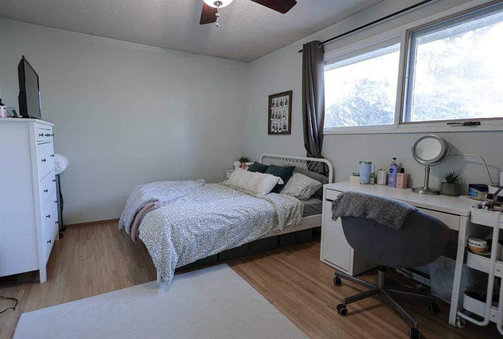102 Dalgleish Bay Nw, Calgary, AB - Indoor Photo Showing Bedroom