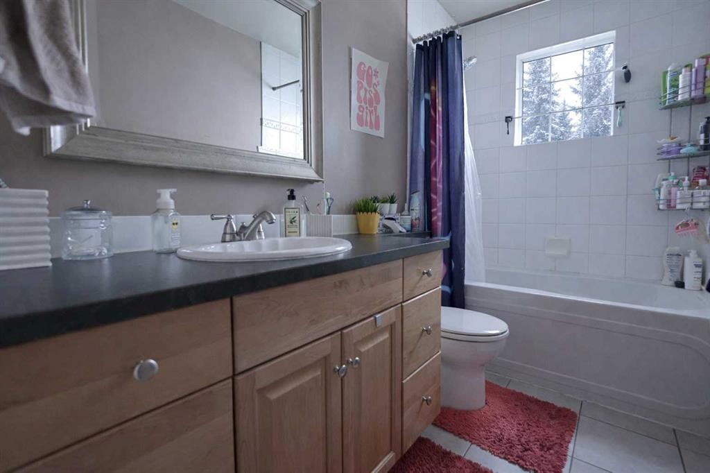 102 Dalgleish Bay Nw, Calgary, AB - Indoor Photo Showing Bathroom