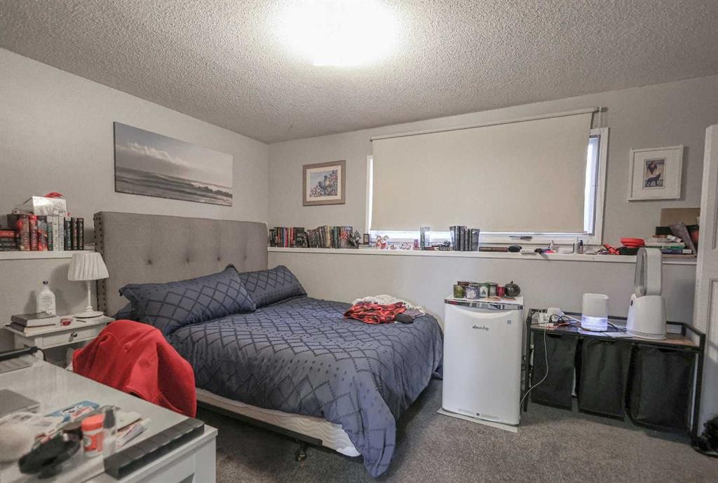 102 Dalgleish Bay Nw, Calgary, AB - Indoor Photo Showing Bedroom