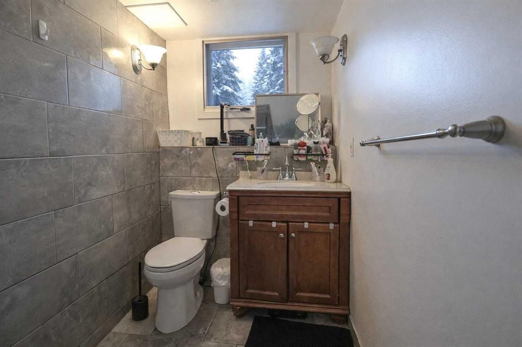 102 Dalgleish Bay Nw, Calgary, AB - Indoor Photo Showing Bathroom