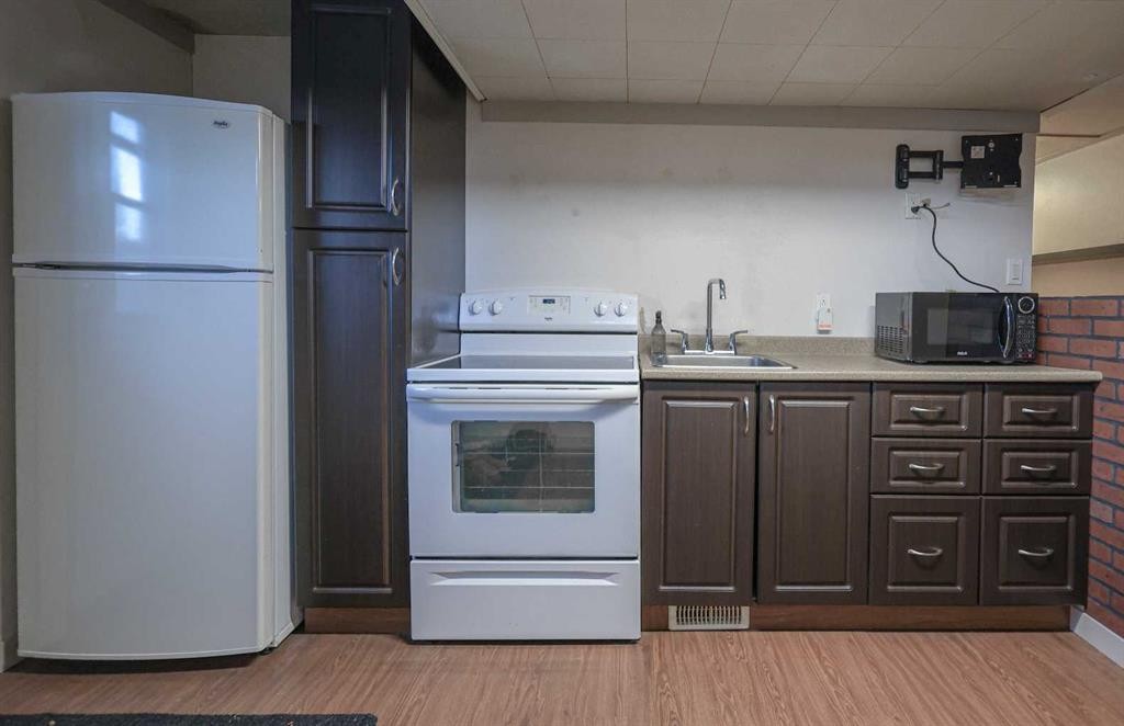 102 Dalgleish Bay Nw, Calgary, AB - Indoor Photo Showing Kitchen