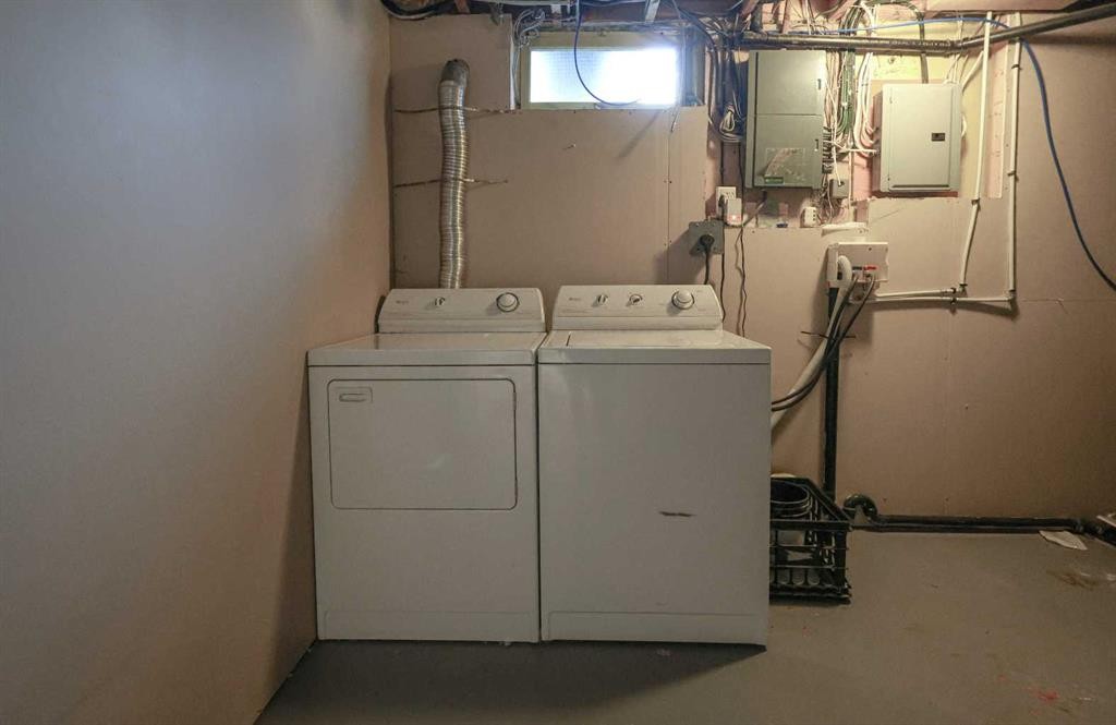 102 Dalgleish Bay Nw, Calgary, AB - Indoor Photo Showing Laundry Room