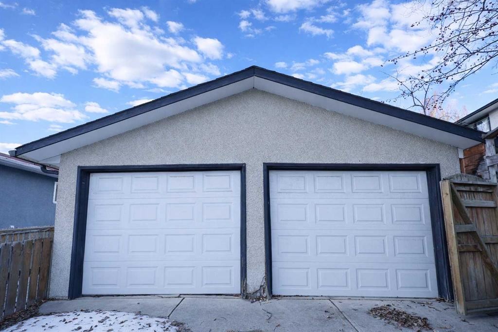 102 Dalgleish Bay Nw, Calgary, AB - Outdoor With Exterior