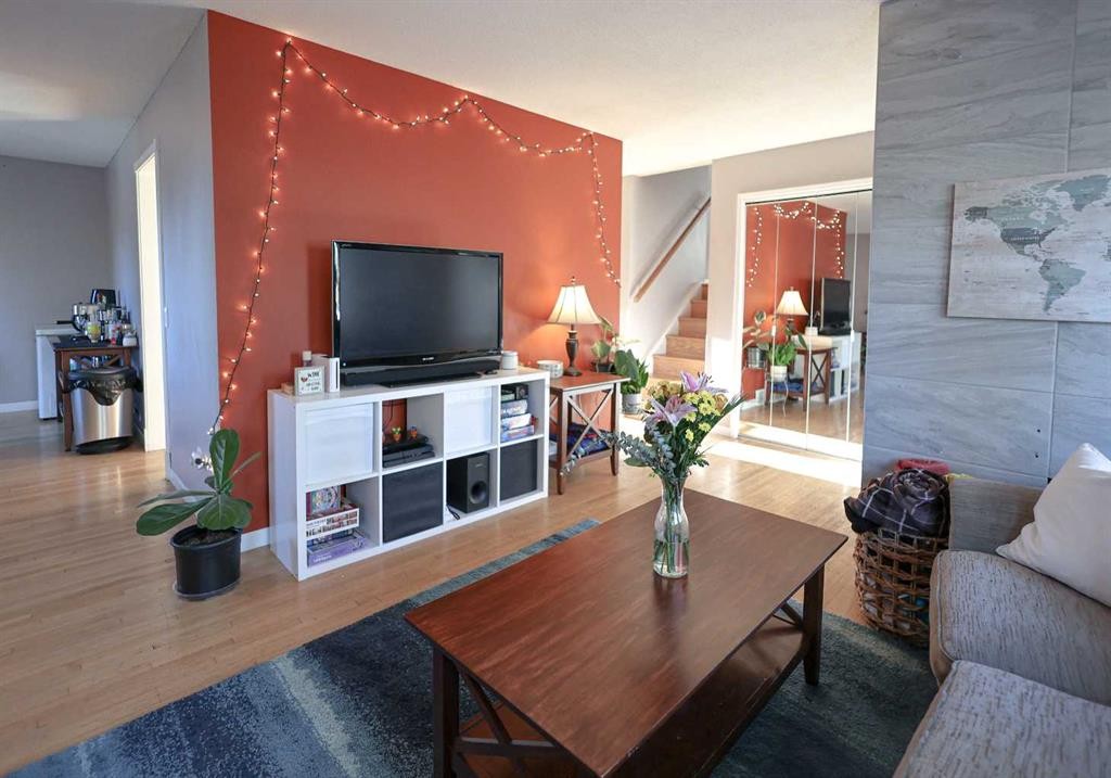 102 Dalgleish Bay Nw, Calgary, AB - Indoor Photo Showing Living Room