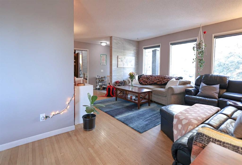 102 Dalgleish Bay Nw, Calgary, AB - Indoor Photo Showing Living Room