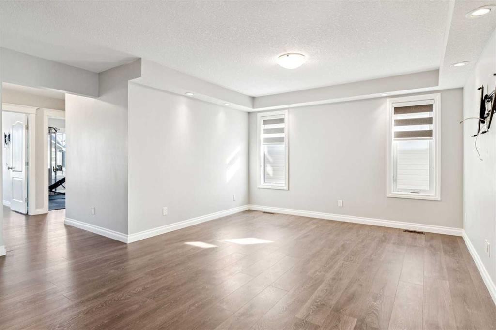 383 Evansglen Drive Nw, Calgary, AB - Indoor Photo Showing Other Room