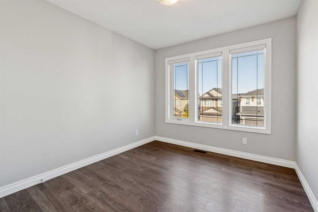 383 Evansglen Drive Nw, Calgary, AB - Indoor Photo Showing Other Room