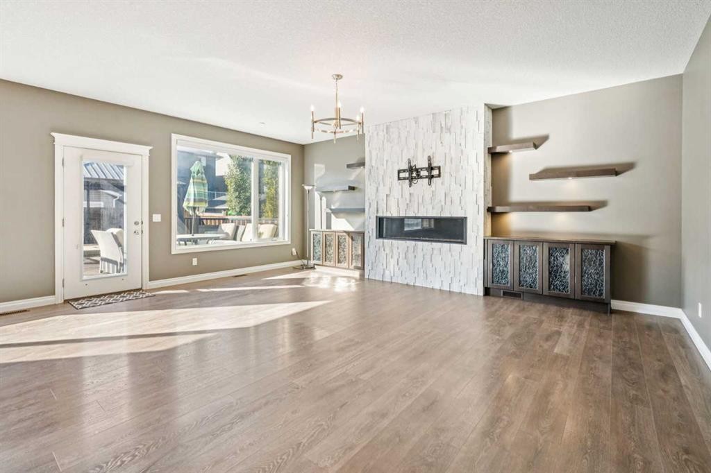 383 Evansglen Drive Nw, Calgary, AB - Indoor With Fireplace