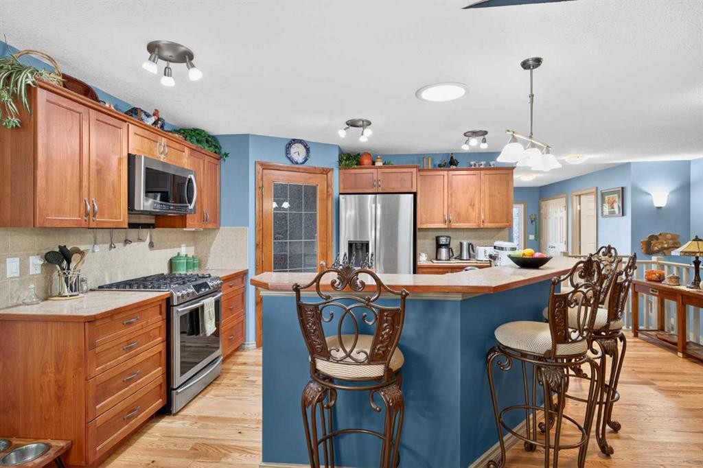 125 Copeland Close, Langdon, AB - Indoor Photo Showing Kitchen
