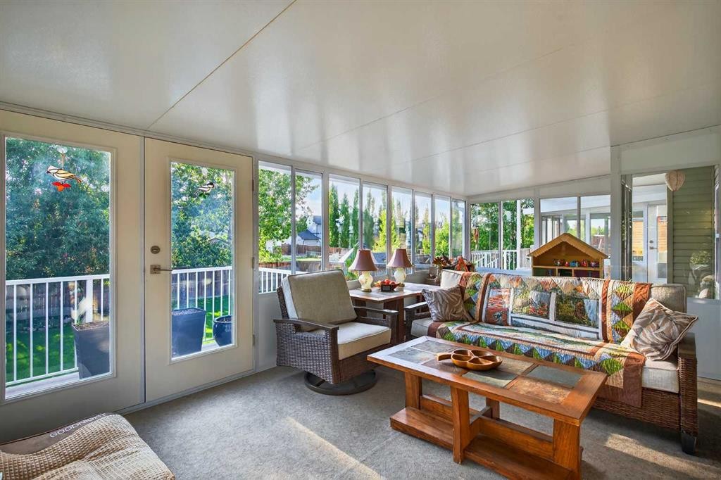 125 Copeland Close, Langdon, AB - Indoor Photo Showing Living Room