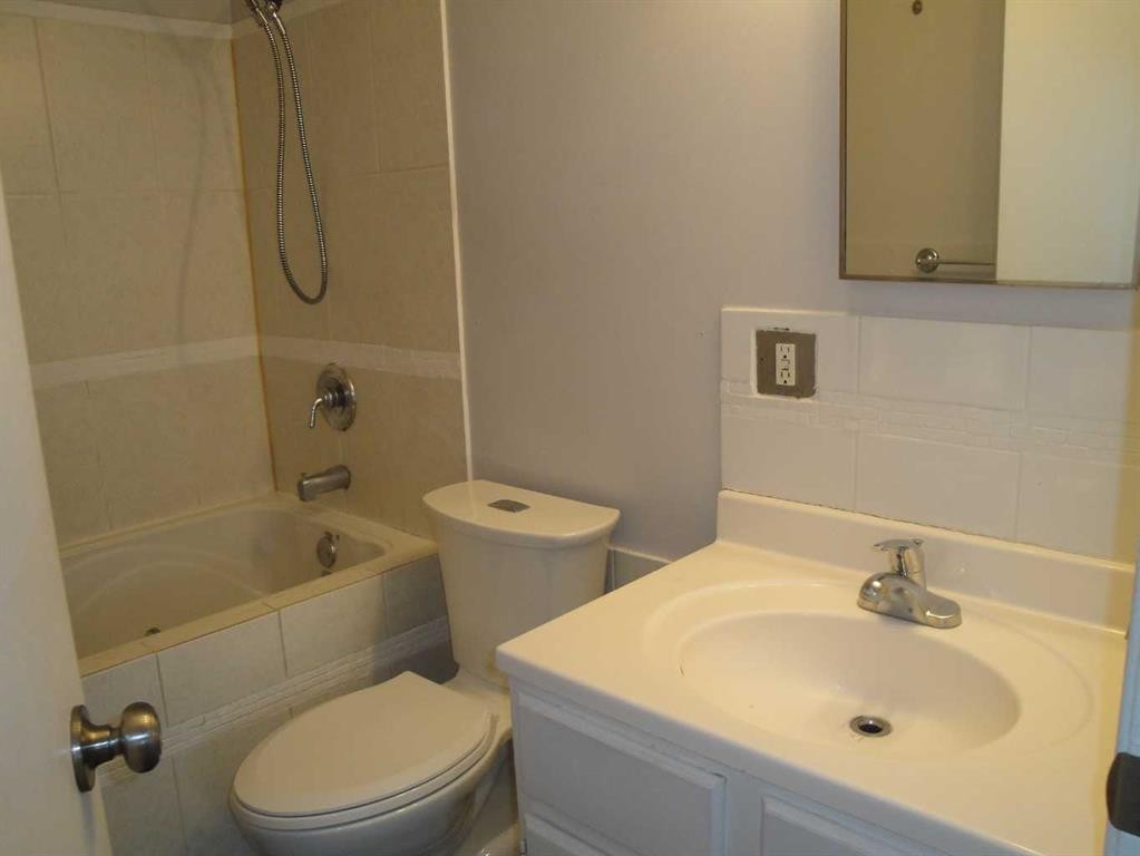 88 Abingdon Court Ne, Calgary, AB - Indoor Photo Showing Bathroom