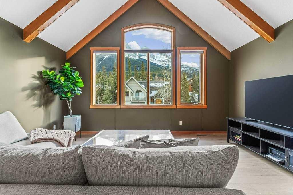 215 Miskow Close, Canmore, AB - Indoor Photo Showing Other Room