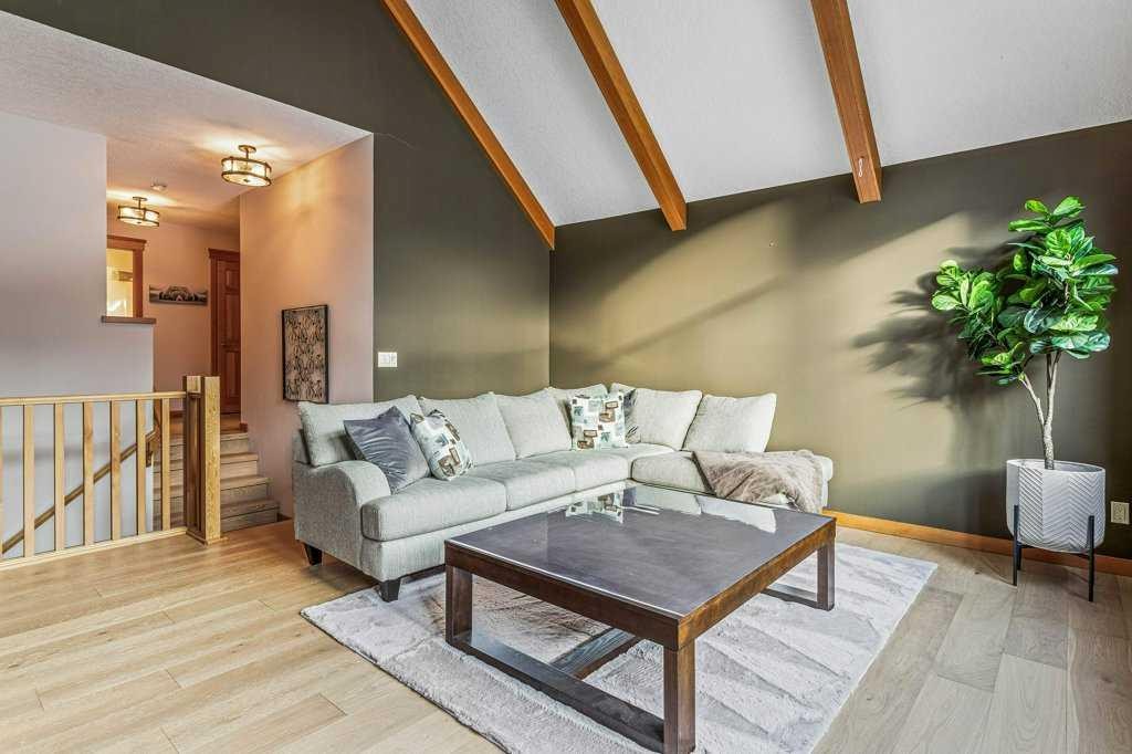 215 Miskow Close, Canmore, AB - Indoor Photo Showing Living Room