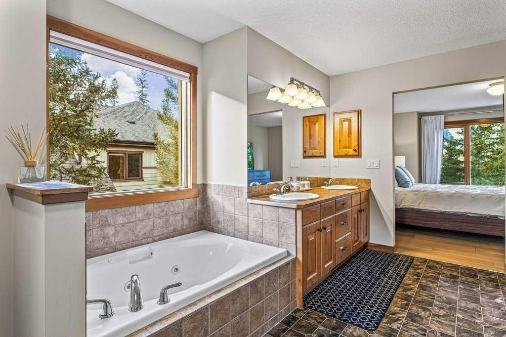 215 Miskow Close, Canmore, AB - Indoor Photo Showing Bathroom