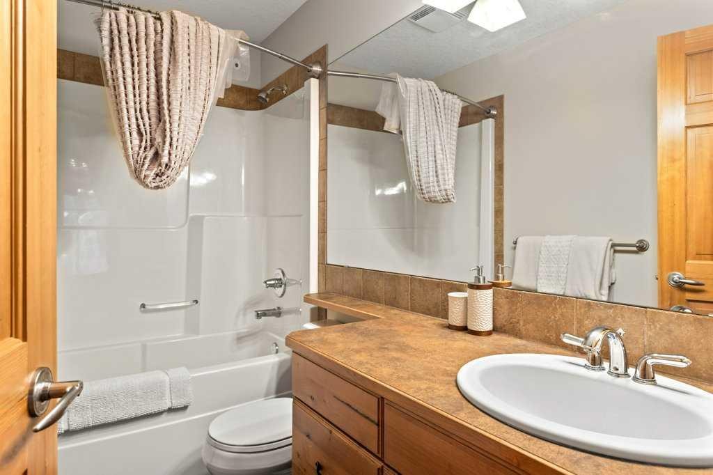 215 Miskow Close, Canmore, AB - Indoor Photo Showing Bathroom