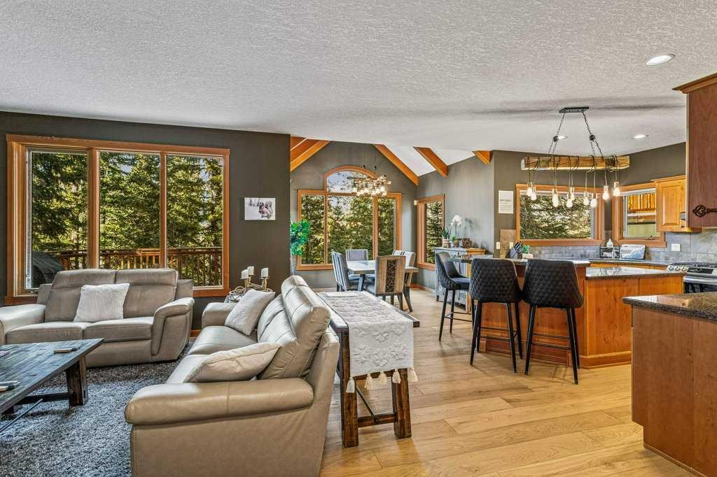 215 Miskow Close, Canmore, AB - Indoor Photo Showing Living Room