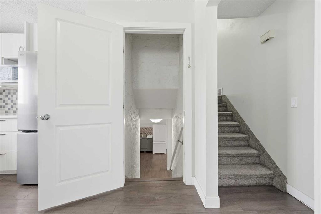 6011 Temple Drive Ne, Calgary, AB - Indoor Photo Showing Other Room