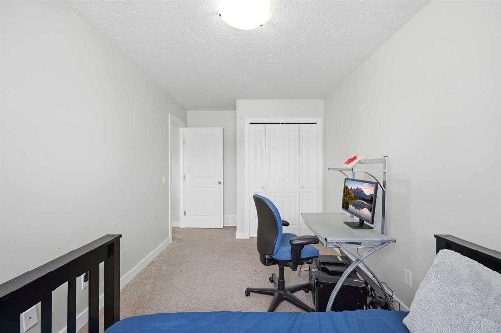 6011 Temple Drive Ne, Calgary, AB - Indoor Photo Showing Office