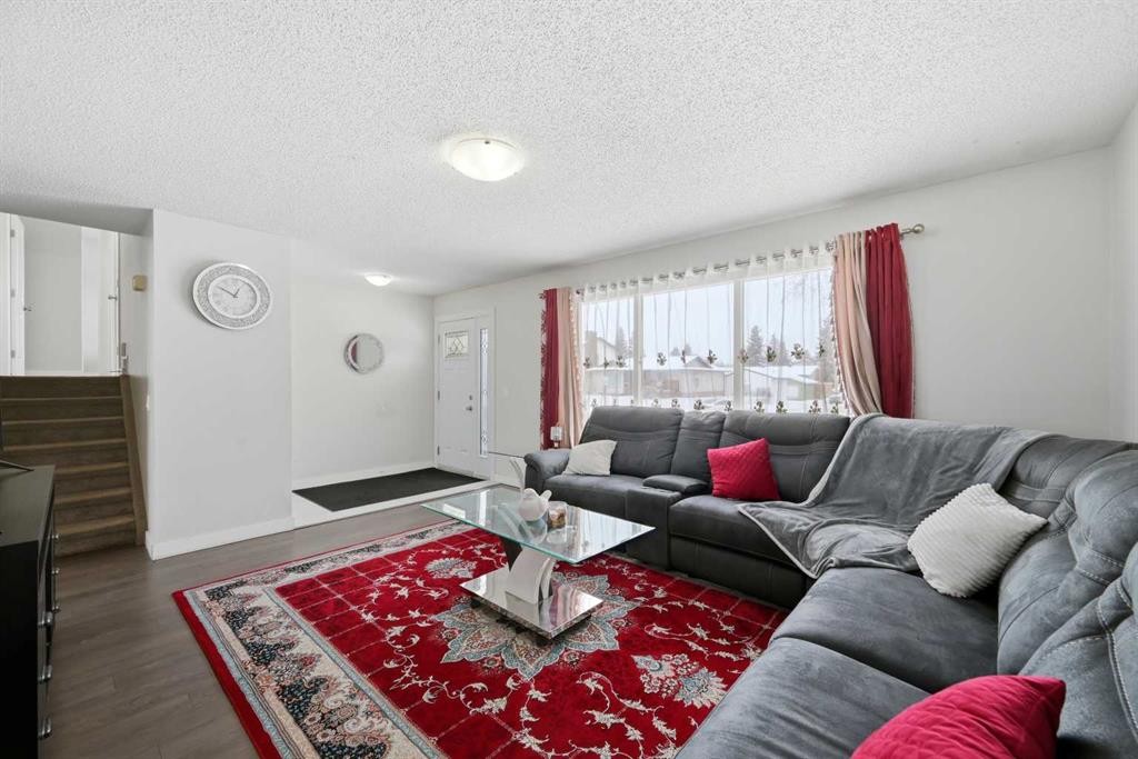 6011 Temple Drive Ne, Calgary, AB - Indoor Photo Showing Living Room