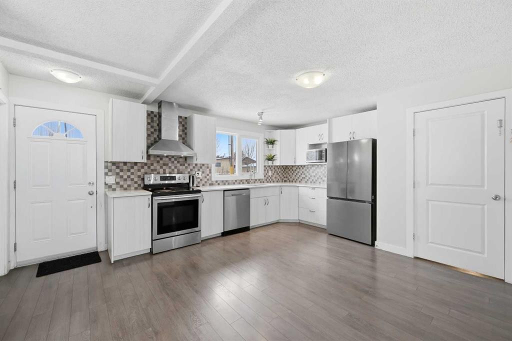 6011 Temple Drive Ne, Calgary, AB - Indoor Photo Showing Kitchen With Stainless Steel Kitchen