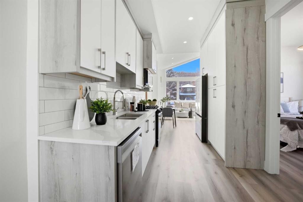 8520 33 Avenue Nw, Calgary, AB - Indoor Photo Showing Kitchen With Double Sink With Upgraded Kitchen