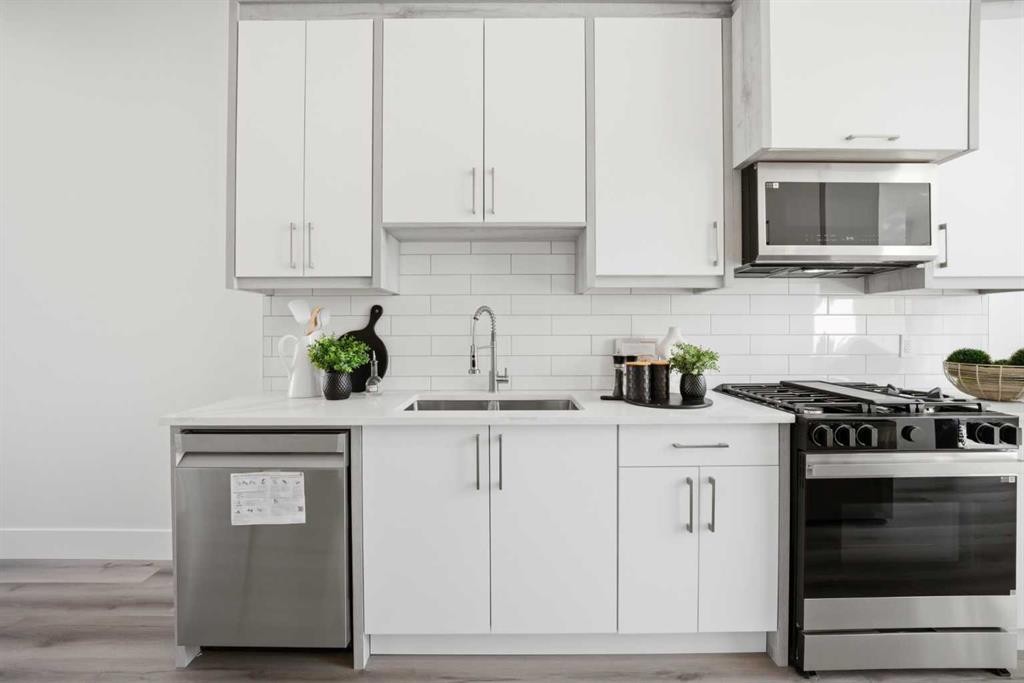 8520 33 Avenue Nw, Calgary, AB - Indoor Photo Showing Kitchen With Upgraded Kitchen