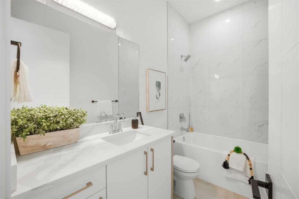 8520 33 Avenue Nw, Calgary, AB - Indoor Photo Showing Bathroom