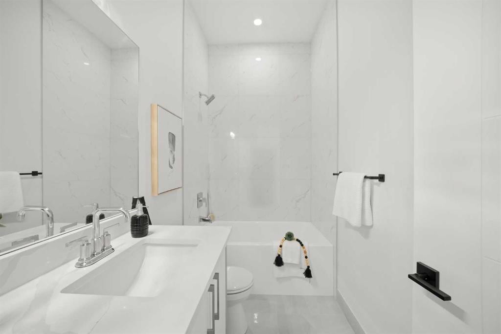 8520 33 Avenue Nw, Calgary, AB - Indoor Photo Showing Bathroom