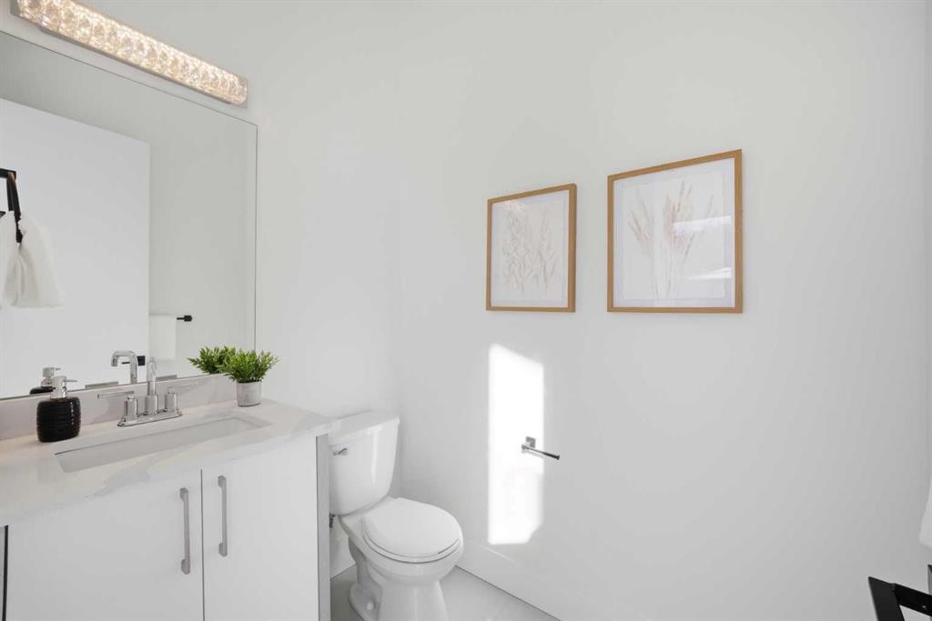 8520 33 Avenue Nw, Calgary, AB - Indoor Photo Showing Bathroom