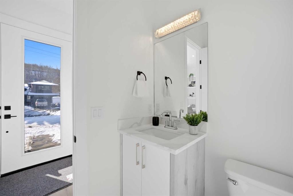 8520 33 Avenue Nw, Calgary, AB - Indoor Photo Showing Bathroom