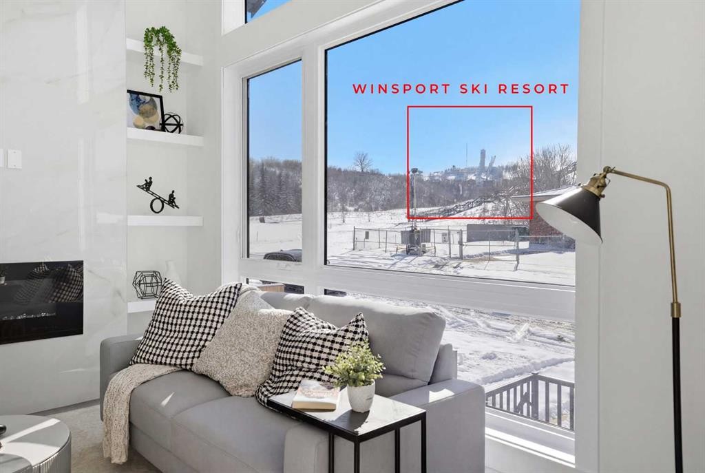 8520 33 Avenue Nw, Calgary, AB - Indoor With Fireplace