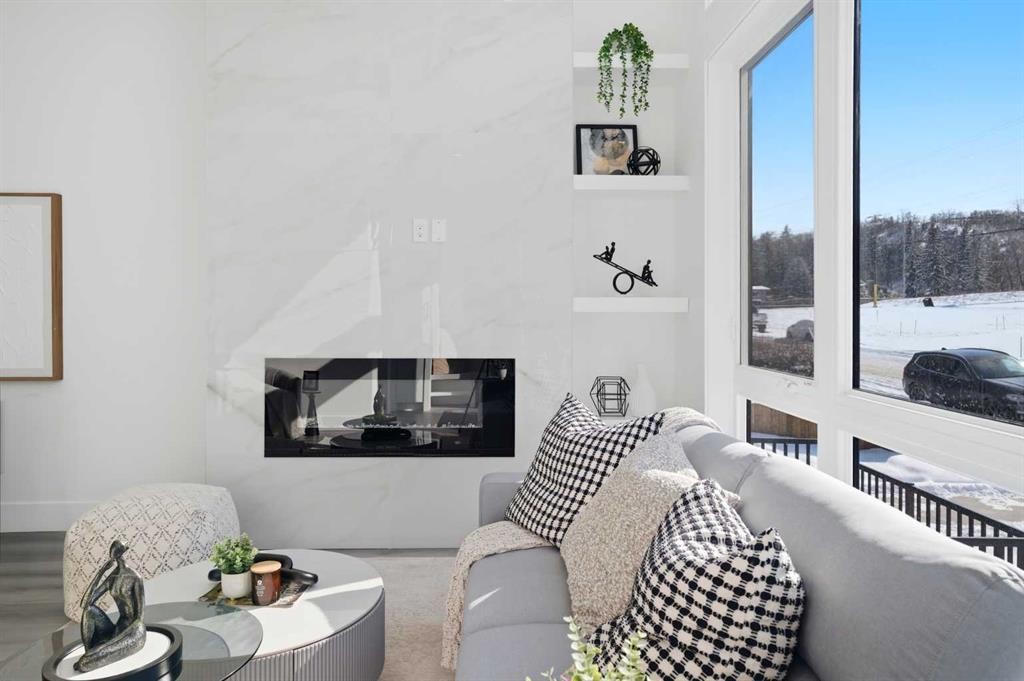 8520 33 Avenue Nw, Calgary, AB - Indoor Photo Showing Living Room