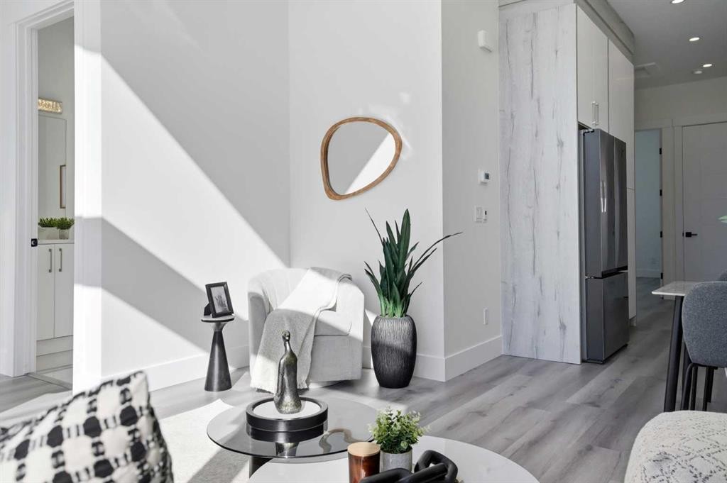 8520 33 Avenue Nw, Calgary, AB - Indoor