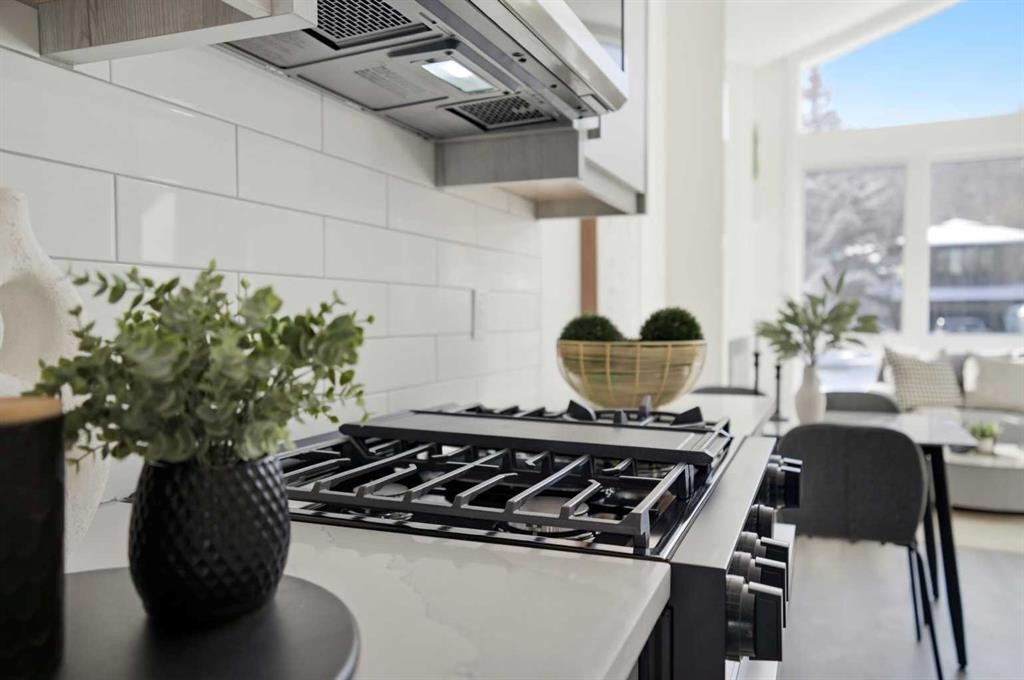 8520 33 Avenue Nw, Calgary, AB - Indoor Photo Showing Kitchen