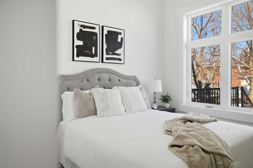 8520 33 Avenue Nw, Calgary, AB - Indoor Photo Showing Bedroom