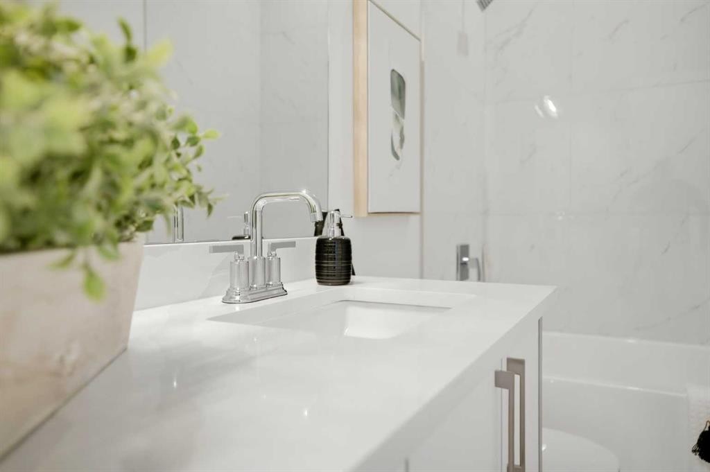 8520 33 Avenue Nw, Calgary, AB - Indoor